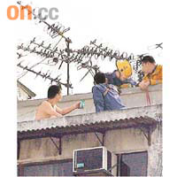 企跳男子手持啤酒，消防在旁游說。