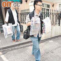 探員檢走一批現金及金飾。