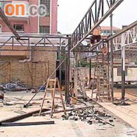 ◆工人在空地搭建鐵架進行興建工程。