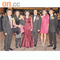 （左起）馬鴻銘、抱住囡囡嘅蔡加敏、蔡太、蔡志明、蔡加怡同加讚，盛裝出席公司周年聚餐。