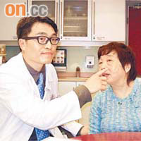 張永融醫生為劉女士（右）割除左頰腫瘤後，在其左邊鎖骨取皮遮補。