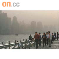 沙塵暴侵襲香港，維港昨可謂不見天日。	伍鎮業攝