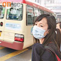 空氣污染嚴重，街上市民紛紛戴上口罩。