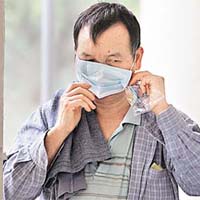 呼吸道專家指出，一般外科口罩無法阻隔懸浮粒子。