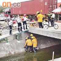 消防員拯救墮橋踩單車男子。