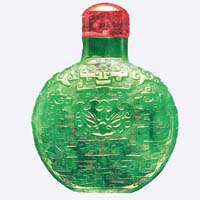 十九世紀翡翠刻紋鼻煙壺，在九○年的拍賣成交價為四百七十三萬港元。(資料圖片）