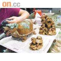 羅湖商業城一古玩店有各種形態不一的龍龜出售，售價由數十至數百元不等。	黃少君攝