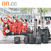 有穿上空姐制服的員工亦加入抗爭行動。