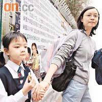 張太女兒讀一年級<br>「其實港府係咪冇兩全其美方法？例如推小班教學，咁咪唔使縮班，又唔使殺校，教學質素又好咗，否則我情願睇吓有冇其他升中渠道，好似私立咁。」