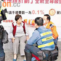 仆落小巴婦人在現場檢查傷勢。