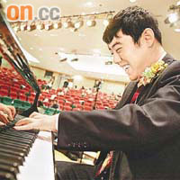 患自閉症的孫壽寧昨在公開場合演奏鋼琴，揮灑自如。
