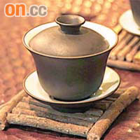 樹枝杯墊再配上中國茶，結合創新與傳統。