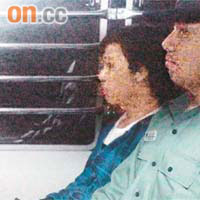 被告王浩榮（左）親撰求情信表示感激母親支持，答允改過自新。