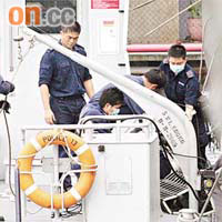 水警將老翁屍體撈上水警輪運返基地。