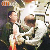 胸部受傷男子在救護車上接受治療。