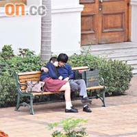 兩名身穿英皇書院校服的男女生公然在港大親熱，途人側目。