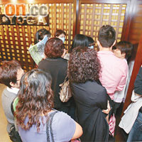 大批YOGA YOGA學員到銅鑼灣總店輪候取回私人物品。