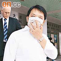 男被告何應彬另涉以假律師行授權信探監被控。