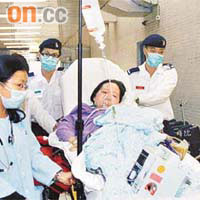 醫護人員將患病婦人轉院搶救。