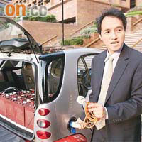 理工大學電機工程系教授鄭嘉偉表示，電動車才能達到零廢氣排放效果。