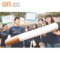 香港大學的醫科生發起「我要真正無煙空間」活動，促請政府修改控煙條例堵塞漏洞。