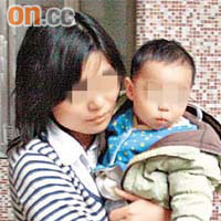 石硤尾<br>圖為被熱水淋傷女事主抱着孩子入院。