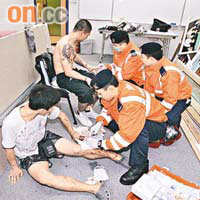 救護員為傷者包紮。