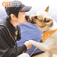 陳小姐與愛犬Marco情深一吻。