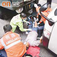 救護員替雙腳骨折傷者包紮急救。
