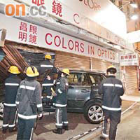 七人車失事撞入店舖，消防員搜索證實無人被困。