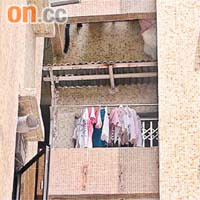 長沙灣怡閣苑部分單位的業主違規將花槽封去，闢出地方曬晾衣物。