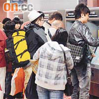 港鐵站內，大批旅客擠在大堂購買單程車票。