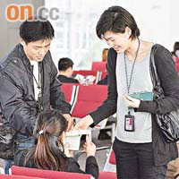 反偷渡情報局人員在機場禁區內抽查旅客證件。