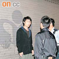 涉嫌偷錢男子被警員拘捕。