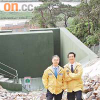 麥樹熹（左）及歐陽仁生（右）指興建泥石壩已可保障山坡下居民的安全。