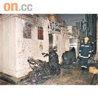 起火電單車嚴重損毀，鹹水管燒毀噴水。