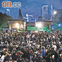 大批反高鐵人士今年一月中的晚上圍堵禮賓府抗議，反映對曾蔭權施政極度不滿。
