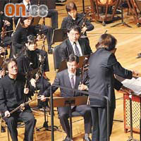 馮康（前排左二）會喺四川嘅音樂義演上，同二胡一代宗師黃安源（前排左一）同台演出。