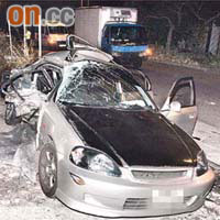女被告所駕私家車撞至毀爛不堪。	資料圖片