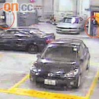 一名竊匪從落貨區偷走貨物，另一人趕來幫手（紅圈示）。