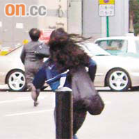 女被告禤慧茹（左）離庭後拔足狂奔，逃避傳媒拍攝。