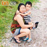 Keith與母親感情融洽，上月與母親返菲律賓時合影。(網上圖片）