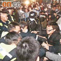 去年高鐵抗爭後，多了港人認同用激烈手法爭取政府重視。	資料圖片