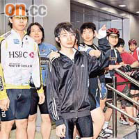 受傷單車手（前者）與戰友往警署抗議。