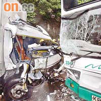 兩車車頭「啜實」嚴重毀爛。