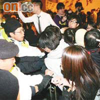 香港回歸以來，民怨沸騰，激烈的抗爭手段愈受不同階層市民接受。