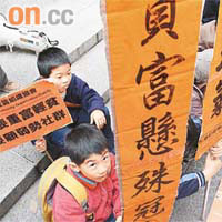 政府施政被指只顧金融經濟，忽略各區貧窮問題。