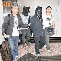 涉案兩名內地男子被蒙頭帶署。
