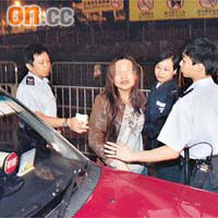 警員向醉酒女乘客查問及調解事件。