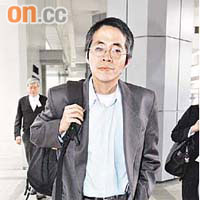 《明報》副執行總編輯劉進圖昨到庭聽審。	陳錦輝攝